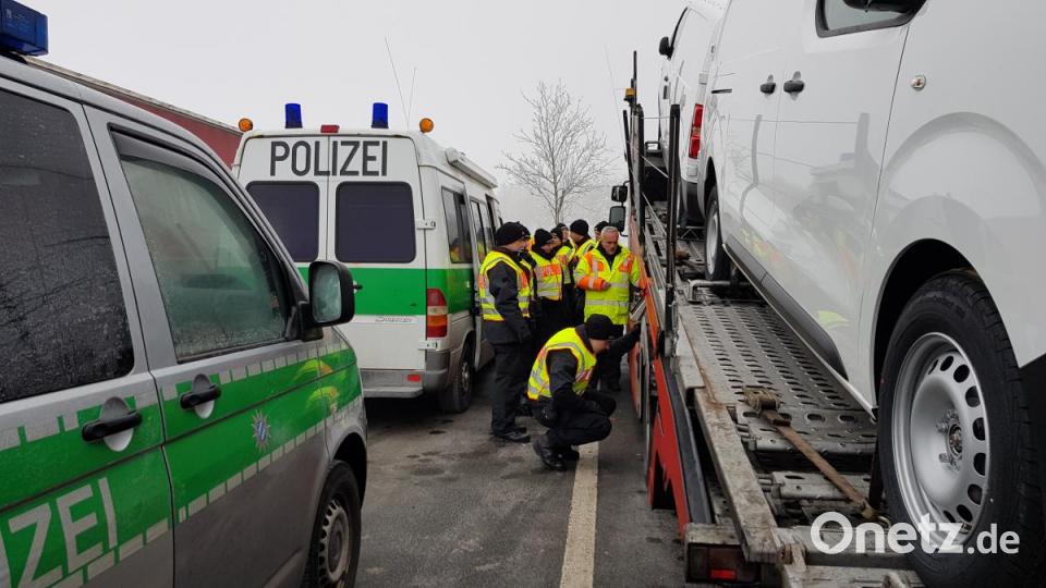 Erfahrene Beamte der Verkehrspolizei Weiden zeigten den Nabburger Auszubildenden nach zweieinhalb Jahren Theorie zum ersten Mal in der Praxis, wie sie beispielsweise den technischen Zustand der schweren Laster überprüfen können. Bild: jak