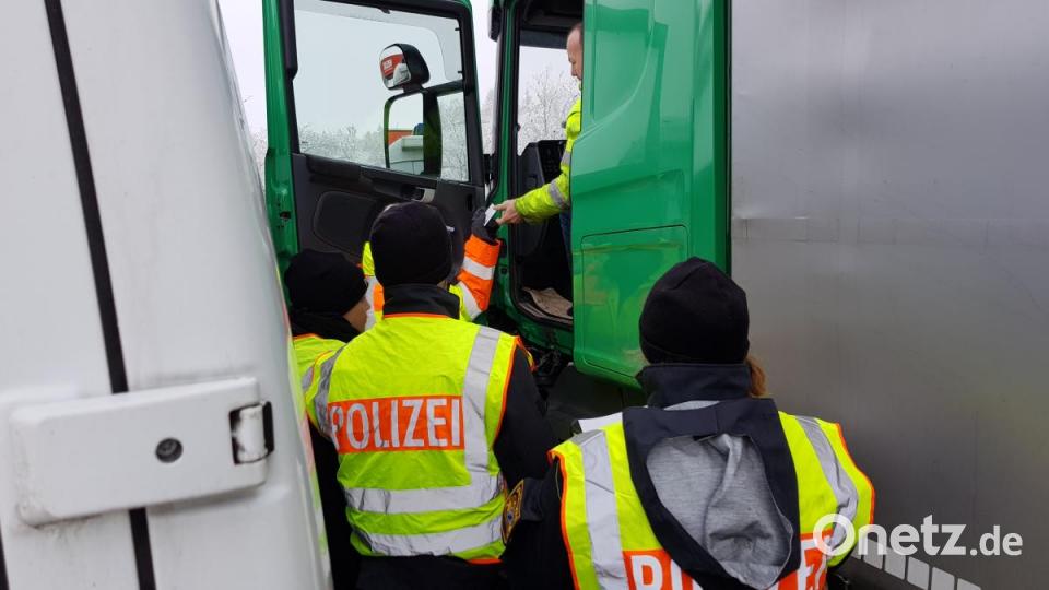 Kontrolle der Papiere und der Ruhe- und Lenkzeiten des Fahrers. Letztere erfordern heutzutage auch technisches Wissen, denn die Daten werden meistens auf einem technischen Gerät in der Fahrerkabine aufgezeichnet, das ausgelesen werden muss. &quot;Die Fahrer müssen 28 Tage rückwirkend Daten nachweisen können&quot;, erklärt Cornelius Peter. Können sie das nicht, gibt es eine Anzeige. Bild: jak