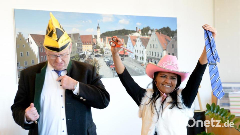 Da ist das Ding! Prinzessin Angelique freut sich über ihre Faschingstrophäe. Bild: cls