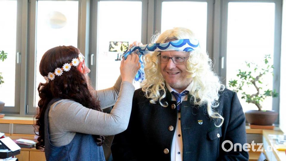 Strohblonde Perücke und blau-weißes Stirnband - schon wird aus dem Oberbürgermeister der Oberhippiemeister. Bild: cls