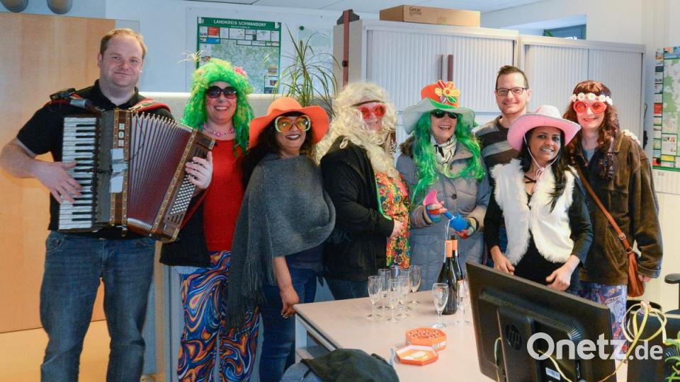 Die Damen der Faschingsgesellschaft Lindania stürmen am Unsinnigen Donnerstag das Rathaus. Bild: cls