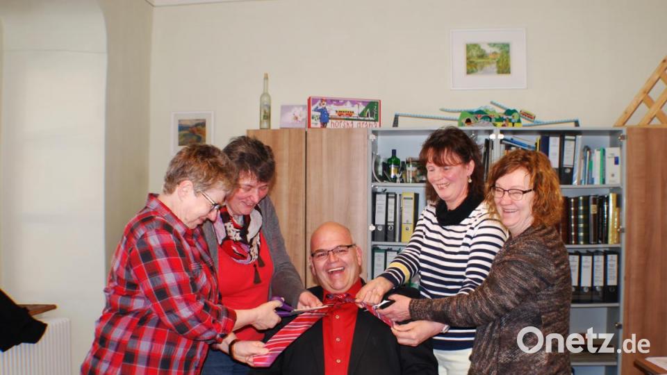 Der Frauenstammtisch Schachten mit Elfriede Hegen, Lydia Weiß, Maria Werner und Anita Scharnagl (von links) stürmte am &quot;unsinnigen Donnerstag&quot; das Rathaus in Neualbenreuth. Bild: enz