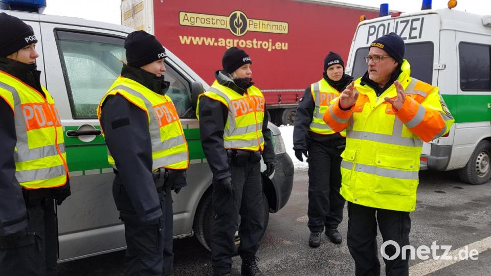 Am Parkplatz Wittschauer Höhe auf der A6 bei Leuchtenberg kontrollierte die Schwerverkehrskontrollgruppe der Weidener Verkehrspolizei mit Unterstützung mehrerer Klassen von Auszubildenden der Bereitschaftspolizeiabteilung Sulzbach-Rosenberg, Außenstelle Nabburg, den Schwerlastverkehr. Bild: jak