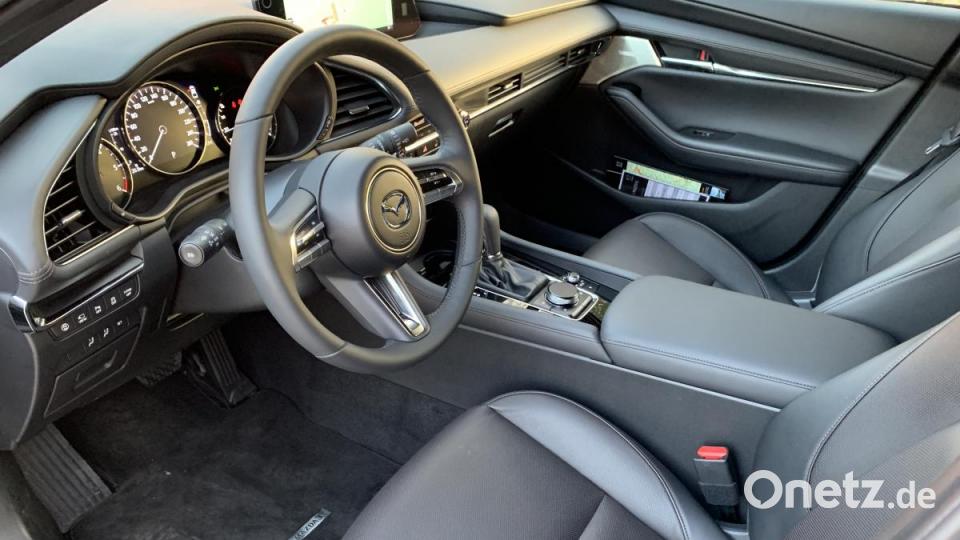 Innen ist alles auf den Menschen abgestimmt: Sitze, Instrumente, Lenkrad: Die Mazda-Designer haben sich die Schnittstellen zwischen Mensch und Maschine noch einmal komplett angesehen und im Detail konsequent nachgebessert. Bild: Michael Ascherl
