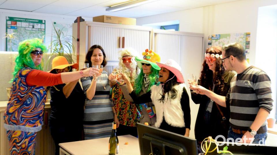 Die Faschingsgesellschaft stieß auf den Geburtstag von Martina Prüfling (Dritte von links) an. Bild: cls