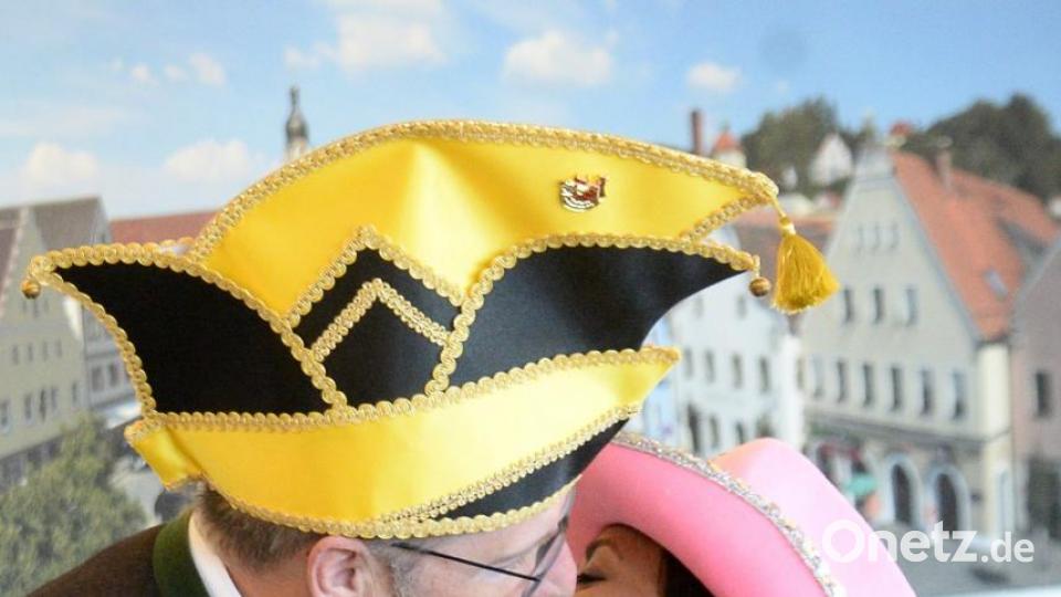 Ob das die Gattin sehen darf? Prinzessin Angelique drückt dem Oberbürgermeister einen dicken Schmatzer auf. Bild: cls
