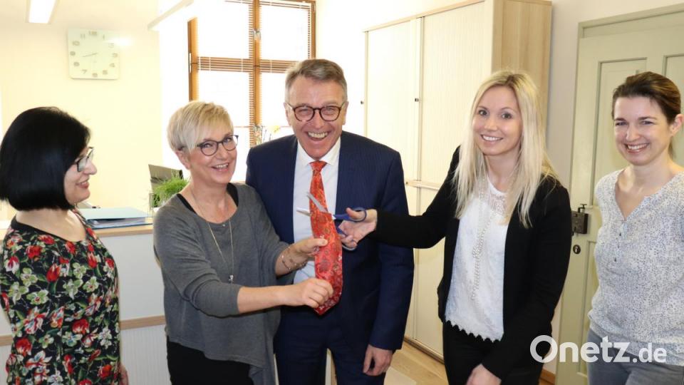 Beate Heinrich und Doris Scharl (Vorzimmer), Natalia Jaspers (Bürgerbüro) und Standesamtin Irina Weiß (von links) kürzten Bürgermeister Franz Stahl die Krawatte. Bild: exb/Stadt Tirschenreuth
