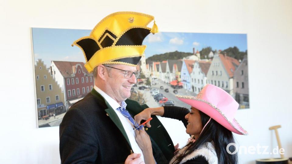 Pinzessin Angelique schneidet Andreas Feller ganz traditionsbewusst die Krawatte ab. Bild: cls