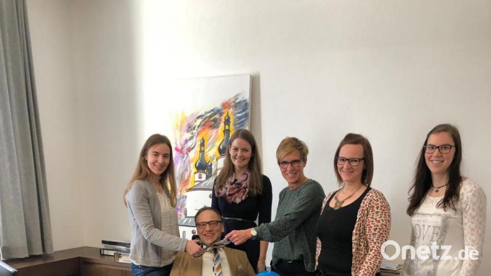 Sophia Konrad, Steffi Ernstberger, Evi Siller, Belinda Hoyer und Tina Kastl griffen beherzt zur Schere und machten die Krawatte von Waldsassens Bürgermeister Bernd Sommer um ein erhebliches Stück kürzer. Bild: exb