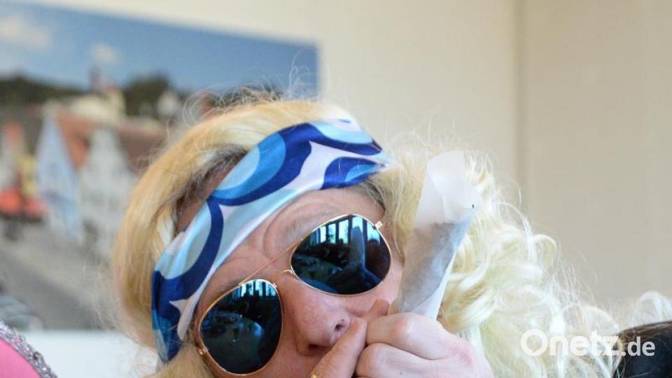Das beruhigt die Nerven. &quot;Oberhippiemeister&quot; Andreas Feller zieht an seinem &quot;Joint&quot;. Bild: cls