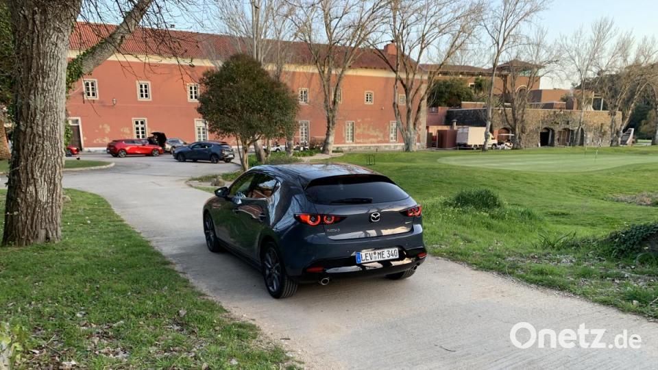 Zusätzlich kombiniert Mazda standardmäßig die Benzinmotoren mit einem 24-Volt-Mildhybriden, dessen 6-kW-Elektromotor für zusätzlichen Schub beim Anfahren sorgen aber auch den Verbrenner entlasten und somit Sprit sparen helfen soll. Bild: Michael Ascherl