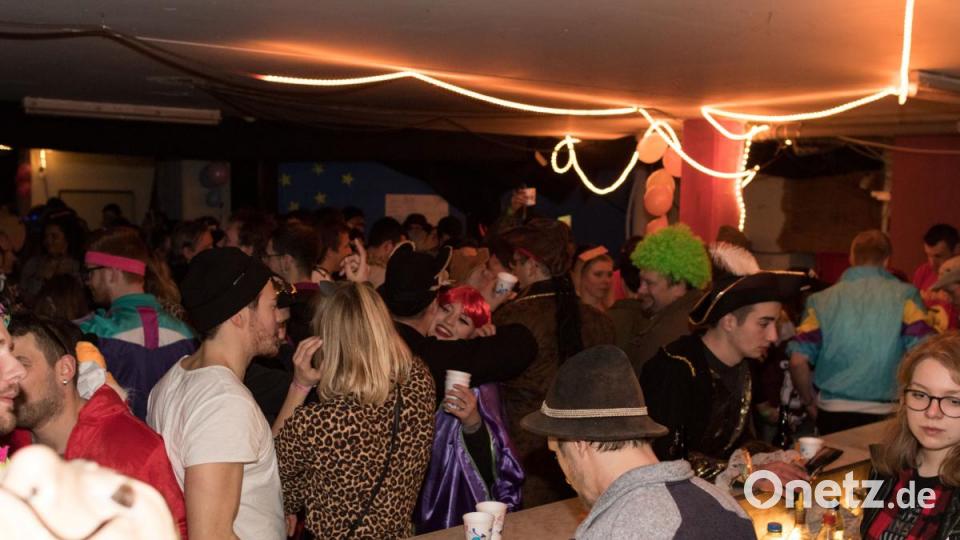 Beim Weiberfasching in Moosbach ging am &quot;Naschn Pfinsta&quot; die Post ab. Der ganze Ort war eine einzige Partymeile. Bild: dtr