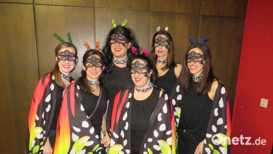 Hoch her ging es beim Weiberfasching in d`Wirtschaft. Viele tolle Masken bevölkerten die Säle. Bild: adj