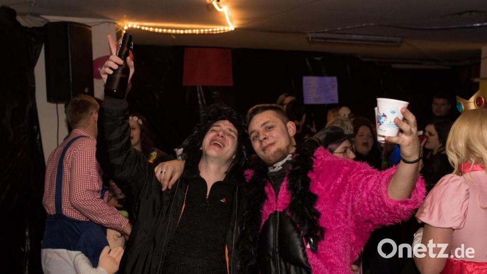 Beim Weiberfasching in Moosbach ging am &quot;Naschn Pfinsta&quot; die Post ab. Der ganze Ort war eine einzige Partymeile. Bild: dtr