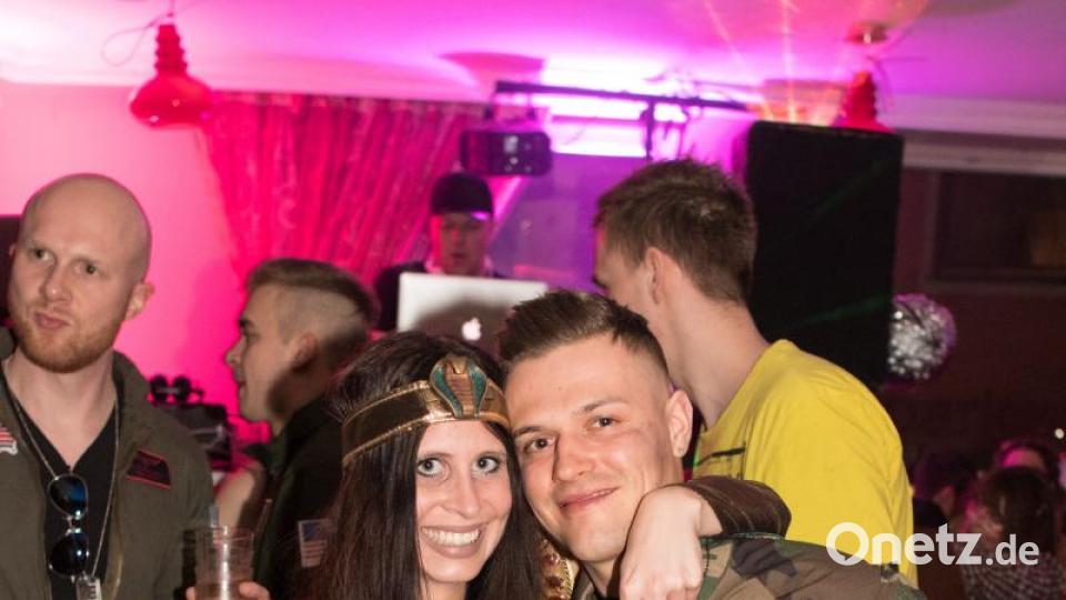Beim Weiberfasching in Moosbach ging am &quot;Naschn Pfinsta&quot; die Post ab. Der ganze Ort war eine einzige Partymeile. Bild: dtr