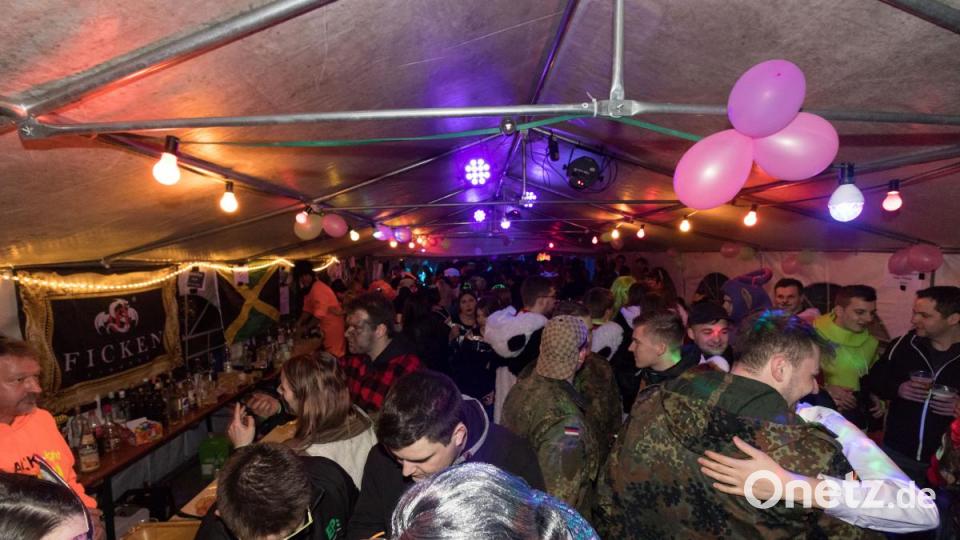 Beim Weiberfasching in Moosbach ging am &quot;Naschn Pfinsta&quot; die Post ab. Der ganze Ort war eine einzige Partymeile. Bild: dtr