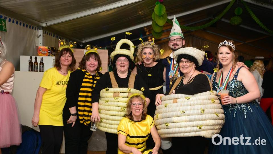 Das Hammerleser Prinzenpaar Michael VI. und Theresa I. zeigt sich mit toll kostümierten Besucherinnen. Bild: bey