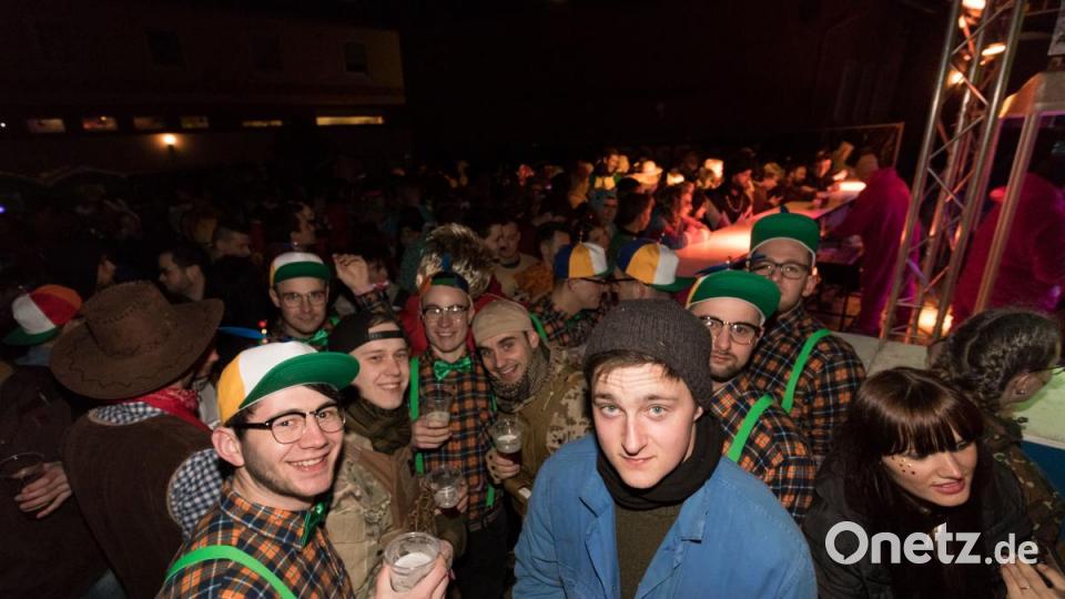 Beim Weiberfasching in Moosbach ging am &quot;Naschn Pfinsta&quot; die Post ab. Der ganze Ort war eine einzige Partymeile. Bild: dtr