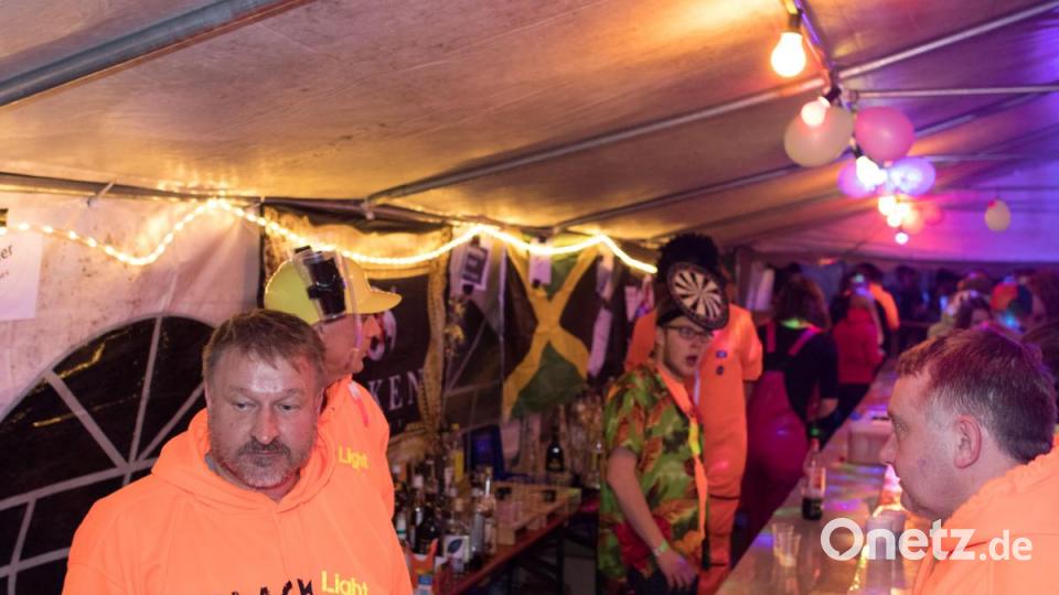 Beim Weiberfasching in Moosbach ging am &quot;Naschn Pfinsta&quot; die Post ab. Der ganze Ort war eine einzige Partymeile. Bild: dtr