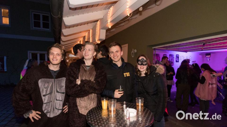 Beim Weiberfasching in Moosbach ging am &quot;Naschn Pfinsta&quot; die Post ab. Der ganze Ort war eine einzige Partymeile. Bild: dtr