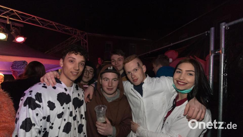 Beim Weiberfasching in Moosbach ging am &quot;Naschn Pfinsta&quot; die Post ab. Der ganze Ort war eine einzige Partymeile. Bild: dtr