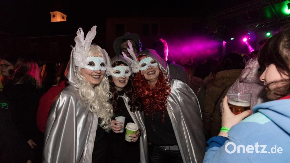 Beim Weiberfasching in Moosbach ging am &quot;Naschn Pfinsta&quot; die Post ab. Der ganze Ort war eine einzige Partymeile. Bild: dtr