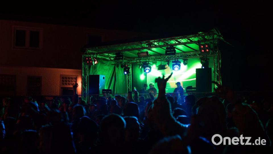 Beim Weiberfasching in Moosbach ging am &quot;Naschn Pfinsta&quot; die Post ab. Der ganze Ort war eine einzige Partymeile. Bild: dtr