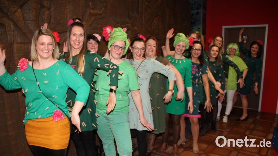 Hoch her ging es beim Weiberfasching in d`Wirtschaft. Viele tolle Masken bevölkerten die Säle. Bild: adj