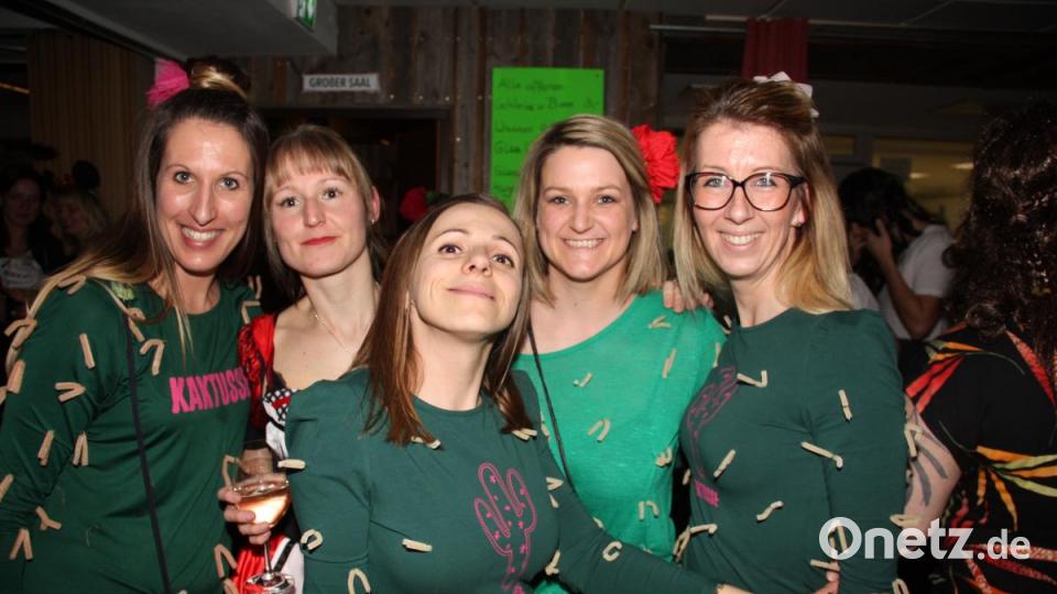 Hoch her ging es beim Weiberfasching in d`Wirtschaft. Viele tolle Masken bevölkerten die Säle. Bild: adj