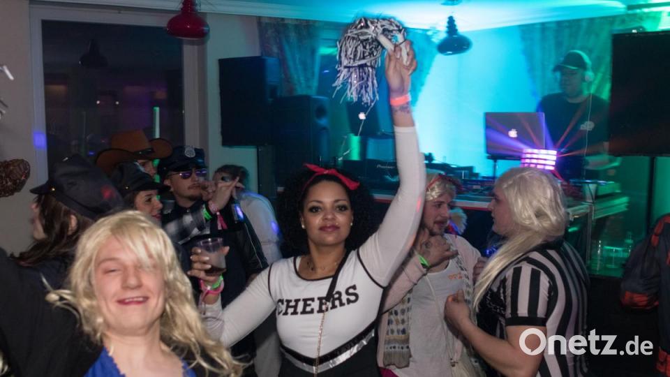 Beim Weiberfasching in Moosbach ging am &quot;Naschn Pfinsta&quot; die Post ab. Der ganze Ort war eine einzige Partymeile. Bild: dtr
