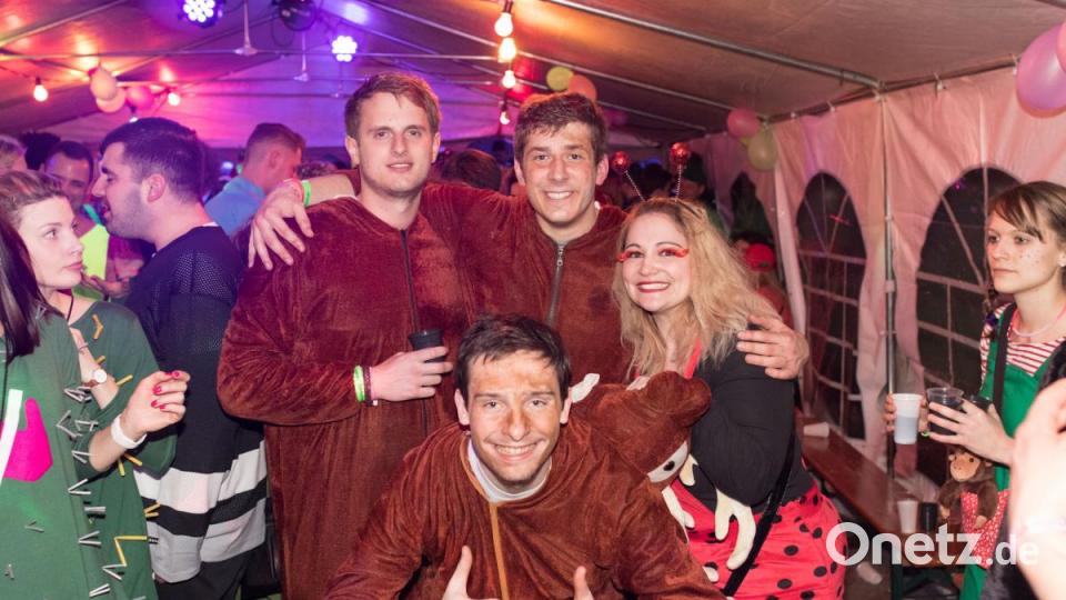Beim Weiberfasching in Moosbach ging am &quot;Naschn Pfinsta&quot; die Post ab. Der ganze Ort war eine einzige Partymeile. Bild: dtr