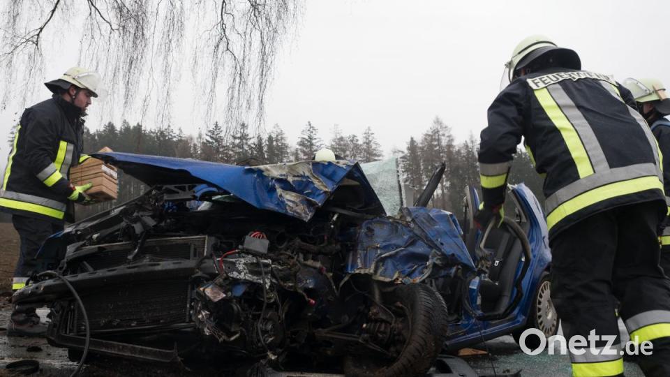 Zwischen Beierfeld und Bärnau fuhr ein 19-jähriger Golffahrer gegen einen Baum. Er verletzte sich schwer. Das Auto hat einen Totalschaden. Bild: tr