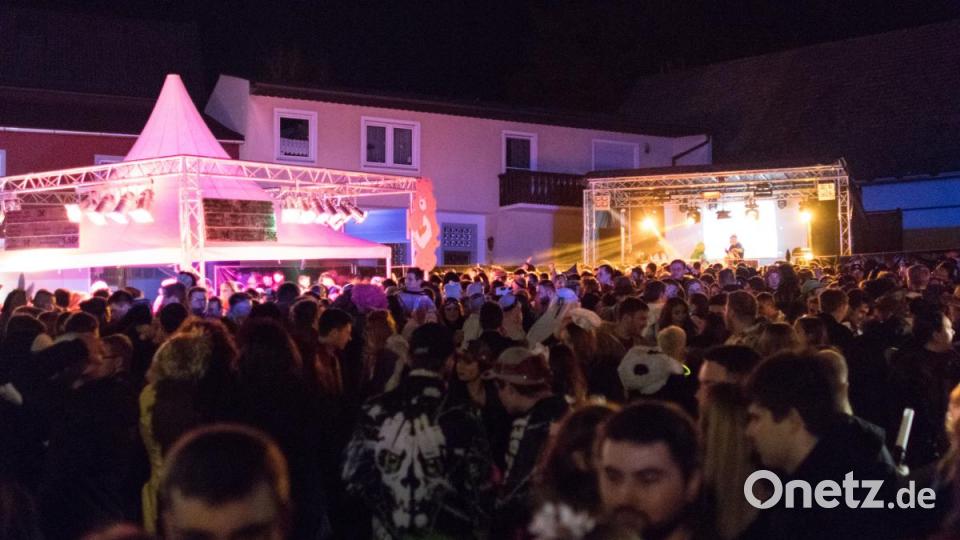 Beim Weiberfasching in Moosbach ging am &quot;Naschn Pfinsta&quot; die Post ab. Der ganze Ort war eine einzige Partymeile. Bild: dtr