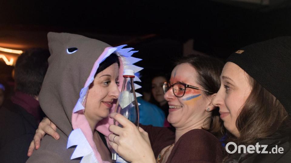 Beim Weiberfasching in Moosbach ging am &quot;Naschn Pfinsta&quot; die Post ab. Der ganze Ort war eine einzige Partymeile. Bild: dtr