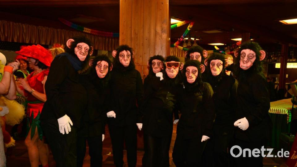 Wer versteckt sich wohl hinter den Masken der Affen? &quot;Ritch&quot; Wagner, die Hälfte von &quot;Fiede und Ritch&quot; meinte wohl schon viele Affen gesehen zu haben, aber noch nicht so viele auf einmal. Bild: bey