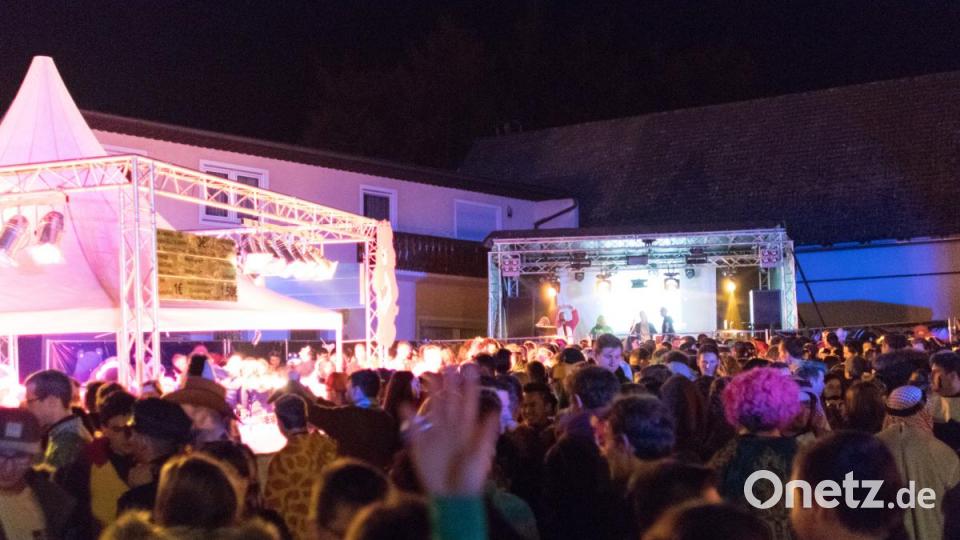 Beim Weiberfasching in Moosbach ging am &quot;Naschn Pfinsta&quot; die Post ab. Der ganze Ort war eine einzige Partymeile. Bild: dtr