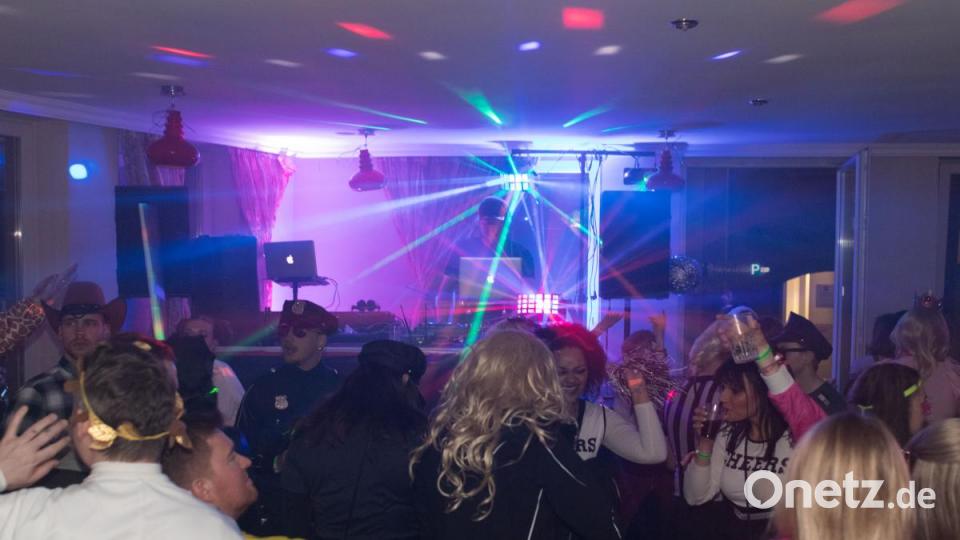 Beim Weiberfasching in Moosbach ging am &quot;Naschn Pfinsta&quot; die Post ab. Der ganze Ort war eine einzige Partymeile. Bild: dtr