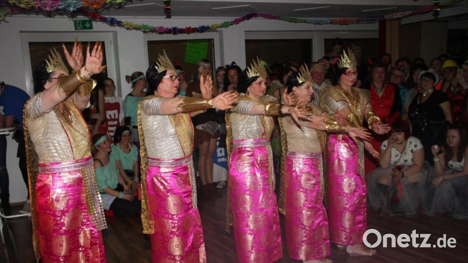 Hoch her ging es beim Weiberfasching in d`Wirtschaft. Viele tolle Masken bevölkerten die Säle. Bild: adj