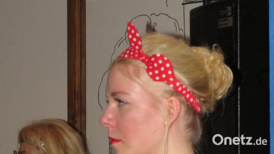 Hoch her ging es beim Weiberfasching in d`Wirtschaft. Viele tolle Masken bevölkerten die Säle. Bild: adj