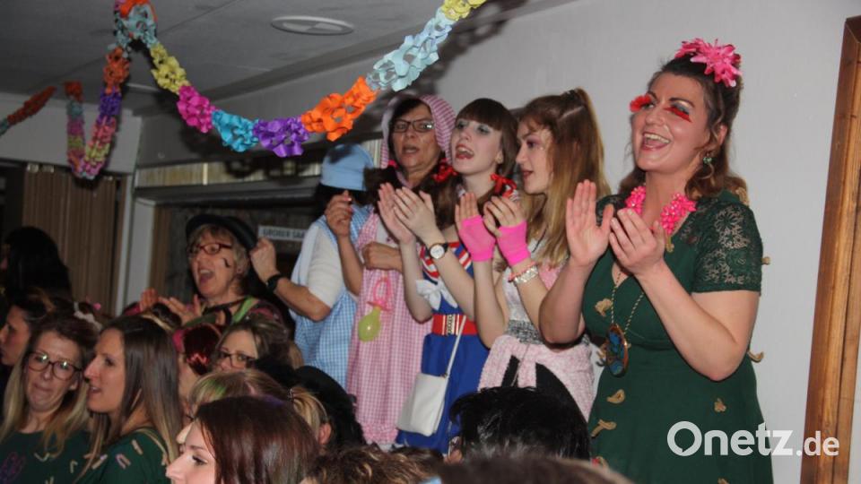 Hoch her geht es beim Weiberfasching in "d`Wirtschaft". Bild: adj