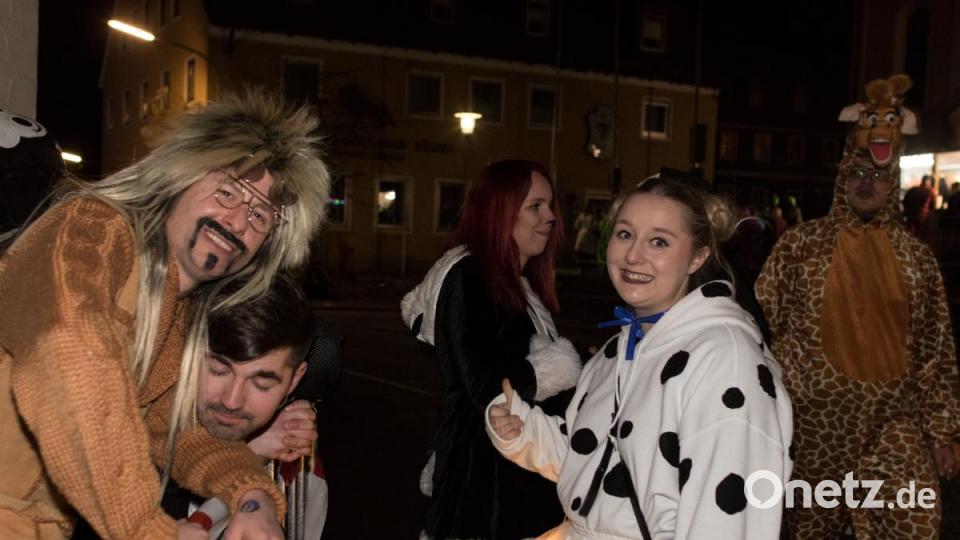 Beim Weiberfasching in Moosbach ging am &quot;Naschn Pfinsta&quot; die Post ab. Der ganze Ort war eine einzige Partymeile. Bild: dtr
