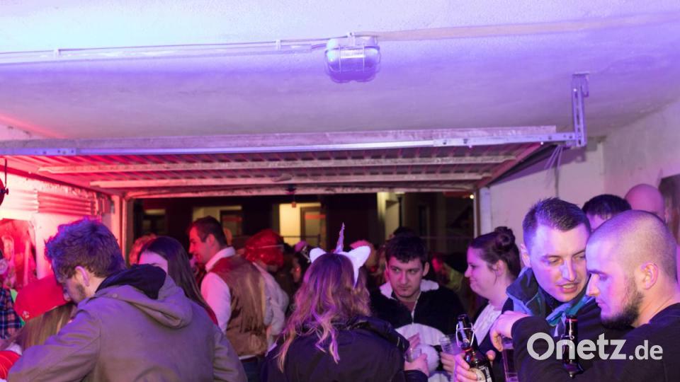 Beim Weiberfasching in Moosbach ging am &quot;Naschn Pfinsta&quot; die Post ab. Der ganze Ort war eine einzige Partymeile. Bild: dtr