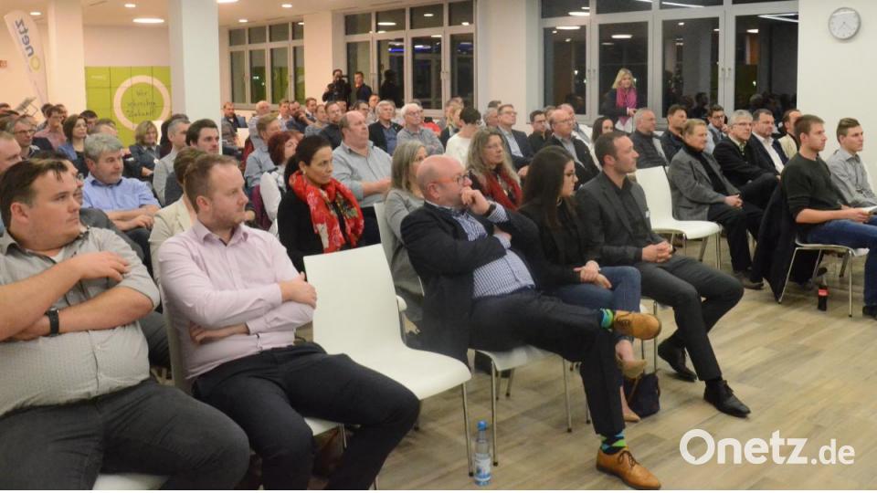 Aufmerksame Zuhörer verfolgen die kurzweiligen Ausführungen des Business-Experten aus Hamburg. Bild: Kunz