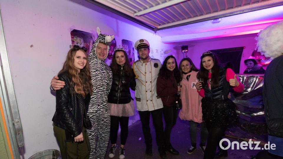 Beim Weiberfasching in Moosbach ging am &quot;Naschn Pfinsta&quot; die Post ab. Der ganze Ort war eine einzige Partymeile. Bild: dtr