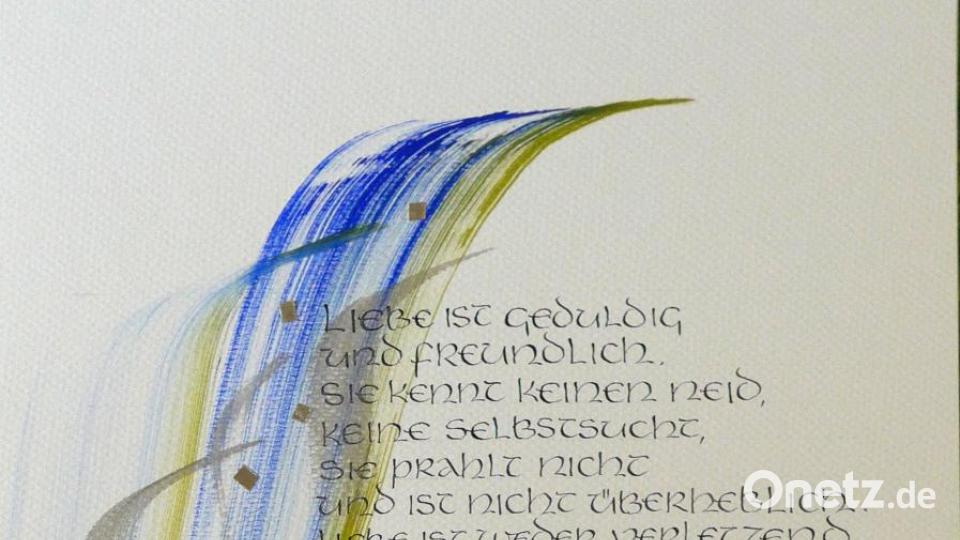 Schriftart: Unzialis mit Spitzfeder geschrieben; Dekoelement: Breitpinsel auf Aquarellpapier. Bild: mzi