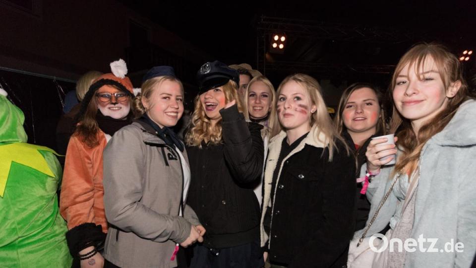 Beim Weiberfasching in Moosbach ging am &quot;Naschn Pfinsta&quot; die Post ab. Der ganze Ort war eine einzige Partymeile. Bild: dtr