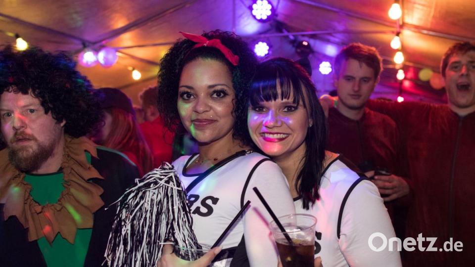 Beim Weiberfasching in Moosbach ging am &quot;Naschn Pfinsta&quot; die Post ab. Der ganze Ort war eine einzige Partymeile. Bild: dtr