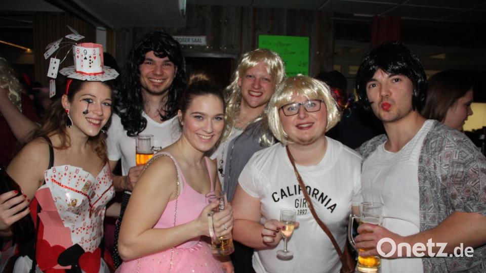 Hoch her ging es beim Weiberfasching in d`Wirtschaft. Viele tolle Masken bevölkerten die Säle. Bild: adj