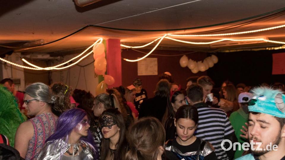 Beim Weiberfasching in Moosbach ging am &quot;Naschn Pfinsta&quot; die Post ab. Der ganze Ort war eine einzige Partymeile. Bild: dtr