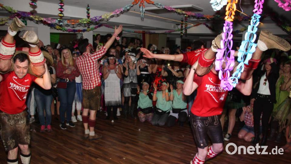 Hoch her ging es beim Weiberfasching in d`Wirtschaft. Viele tolle Masken bevölkerten die Säle. Bild: adj